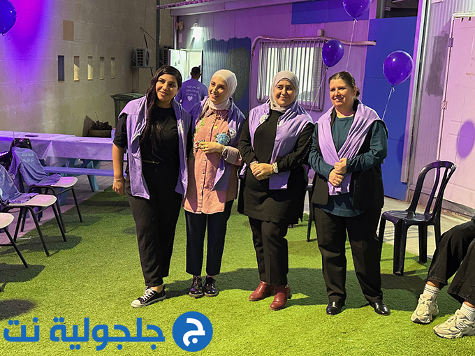 اضاءة المركز الجماهيري في جلجولية باللون البنفسجي بمناسبة اليوم العالمي لذوي الاحتياجات الخاصة